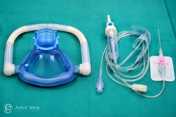 Inhalation iv Sedation Pricing Comparison uk A clinical comparison of inhalation and IV sedation equipment, highlighting the different fee structures for sedation methods in the UK